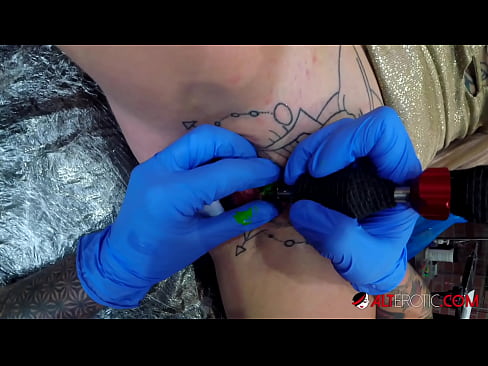 ❤️ Tsis tshua muaj tattooed hottie Sully Savage tau txais tattoo ntawm nws clitoris Sex video  ntawm hmn.superpornpics.ru%  ❌️ Ib